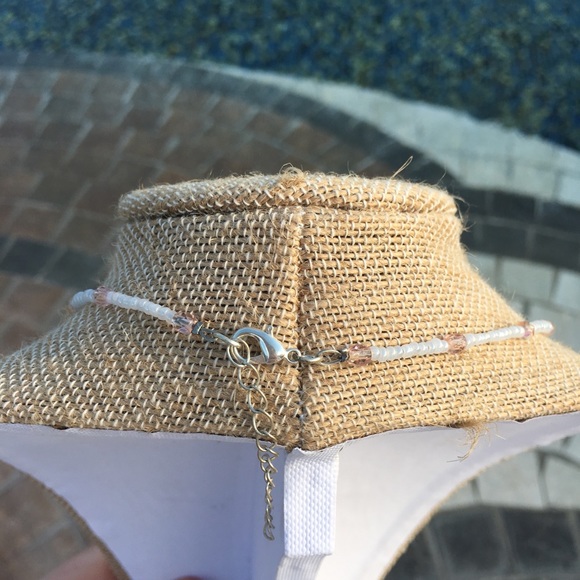 Light pink and white pattern beaded choker - Picture 3 of 3